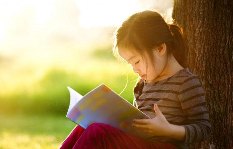 15 Manfaat Membaca Buku dalam Kehidupan width=